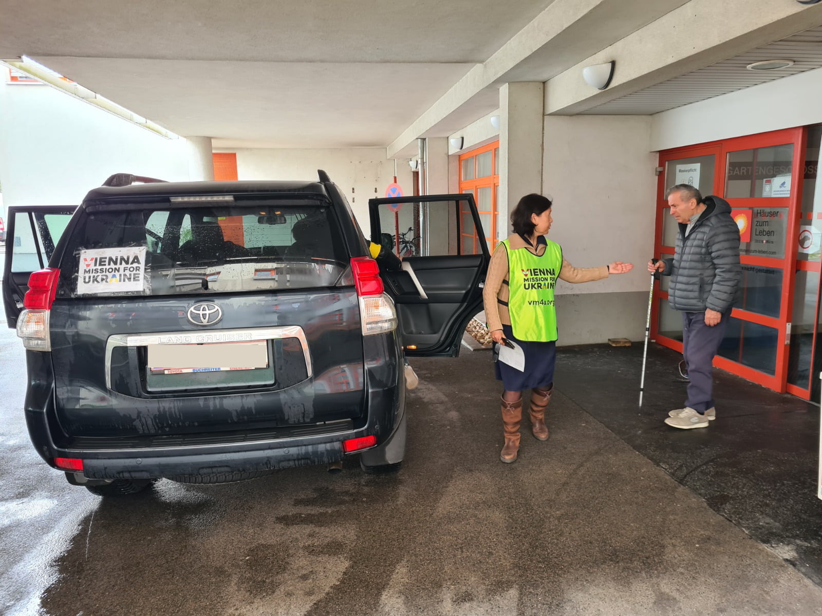 VM4U volunteer helps a blind gentleman