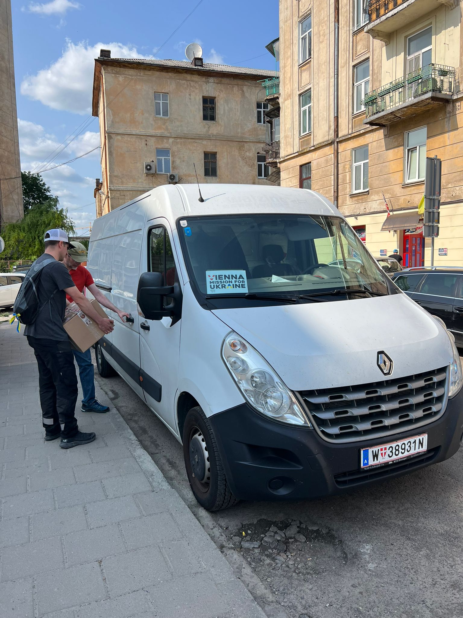 Barry and Jessy delivering YOUkraine's medical supplies and Oleg's insulin to Ukraine.
