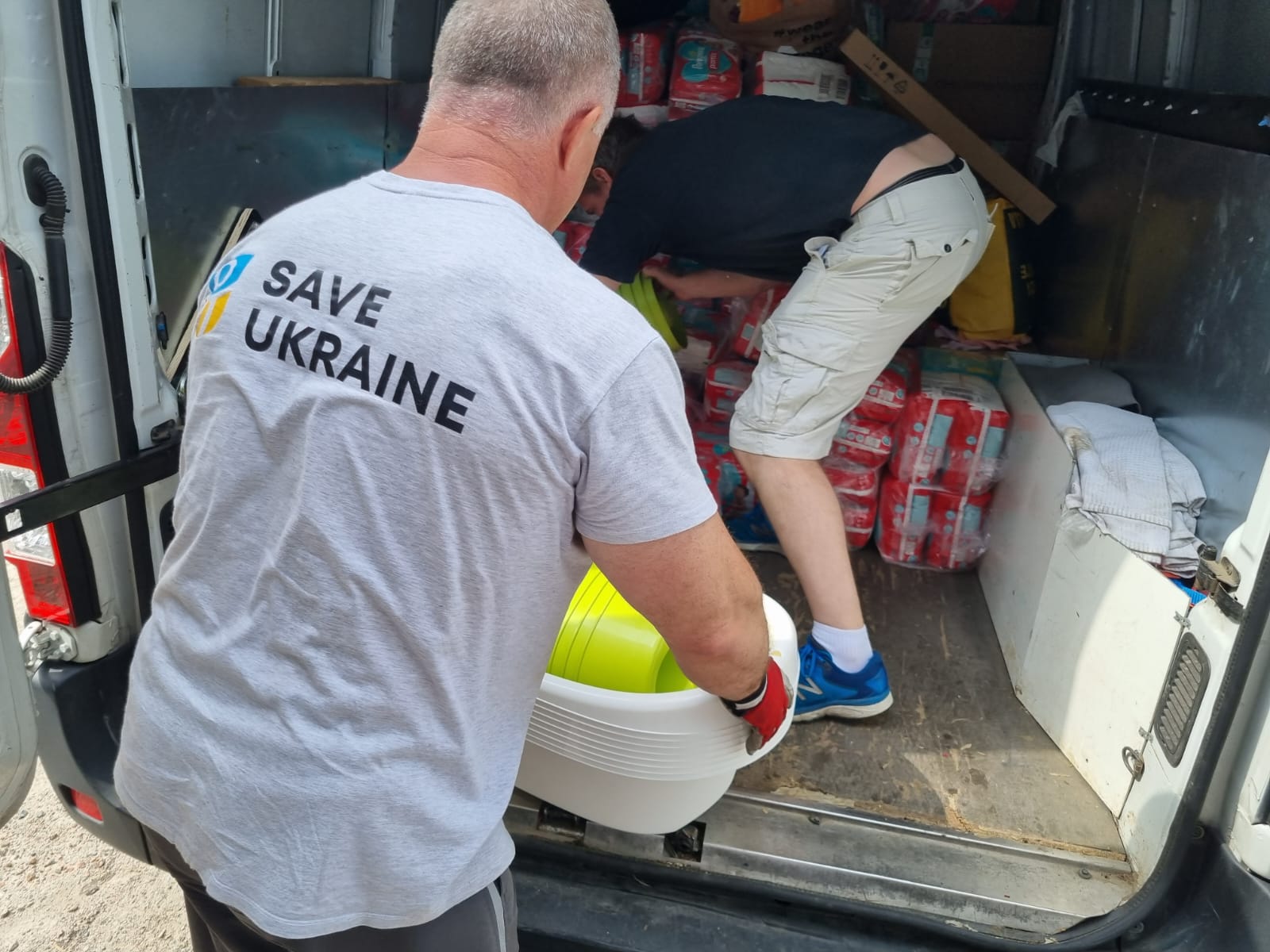 A van of orphanage supplies raised by Kleine Hetzen was delivered by VM4U drivers to the Save Ukraine organisation in Kyiv